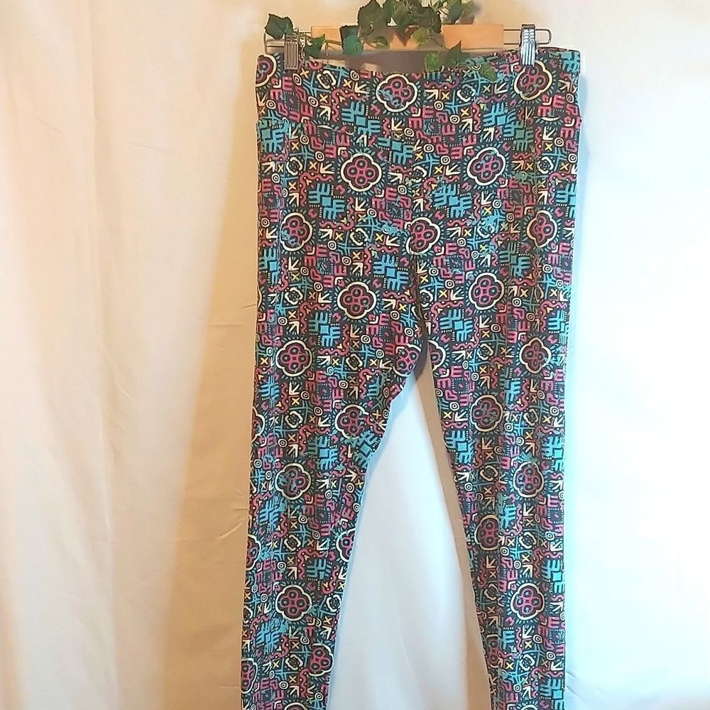 LuLaRoe. Tall & Curvy. Buttery soft leggings. Retired Pattern.